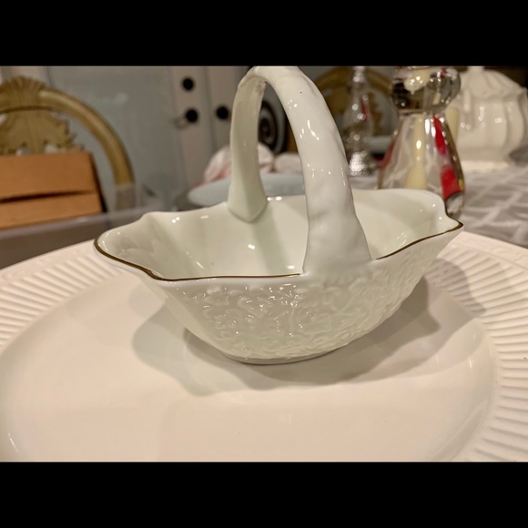 LN BONE CHINA COLLECTABLE BASKET. SIMPLY BEAUTIFUL & SWEET 💕18K GOLD TRIM. - Picture 2 of 10